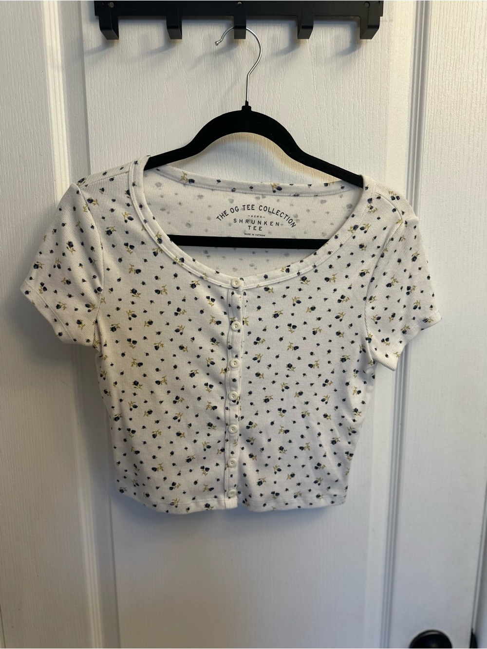 Aeropostale White Floral Button-Front Crop Top